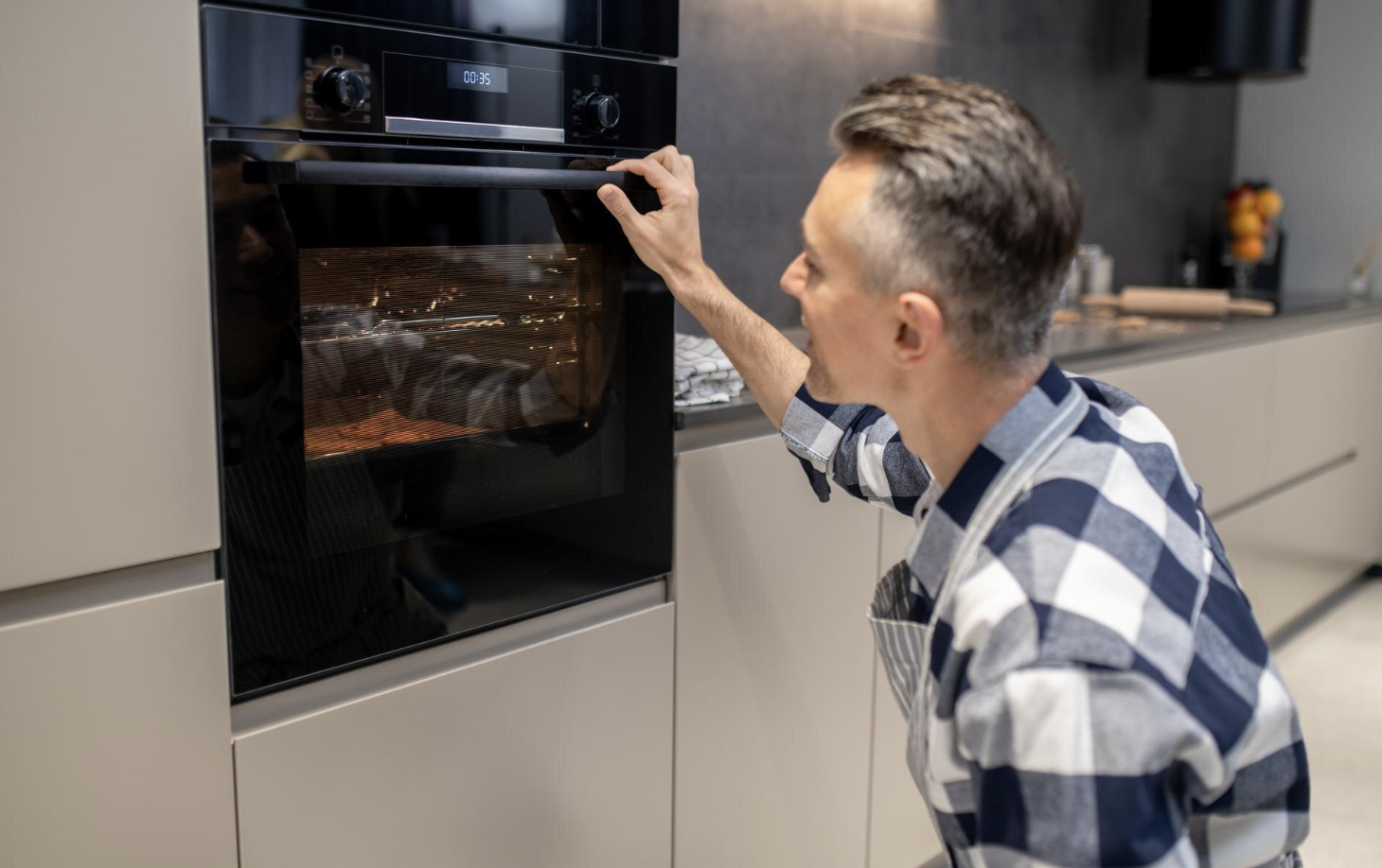 Oven Repairs London: What Homeowners Should Know Before Booking a Repair